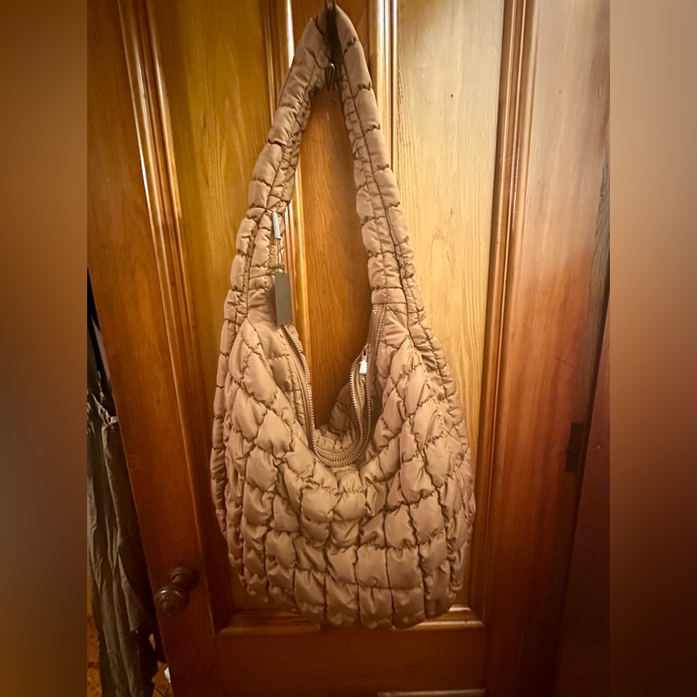QUILTED SLING BAG, CARAMEL